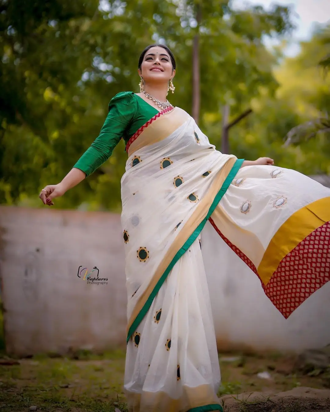 Shamna Kasim Mesmerizing Looks In Beautiful White Saree Green Blouse